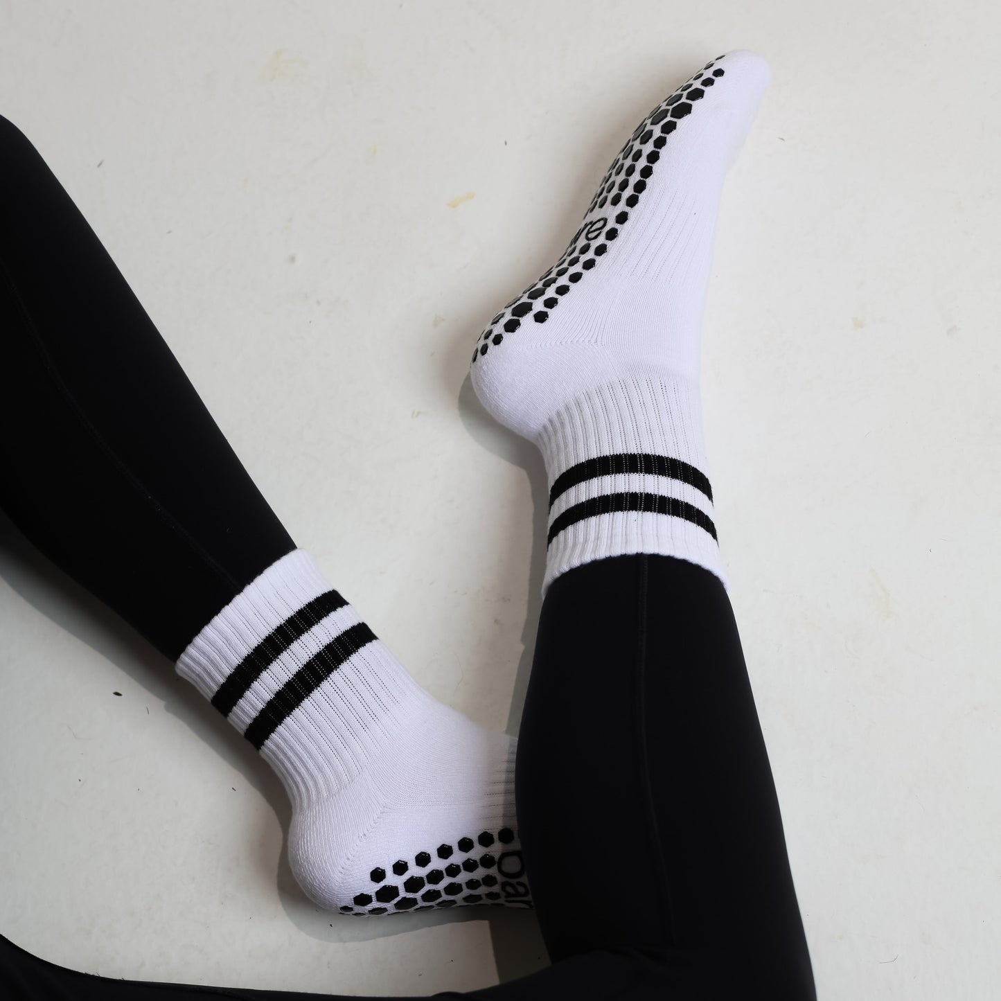 BLACK STRIPED CREW SOCKS